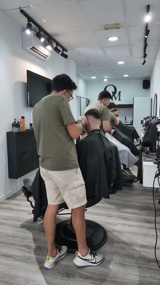 Interior de la barbería, con el equipo trabajando